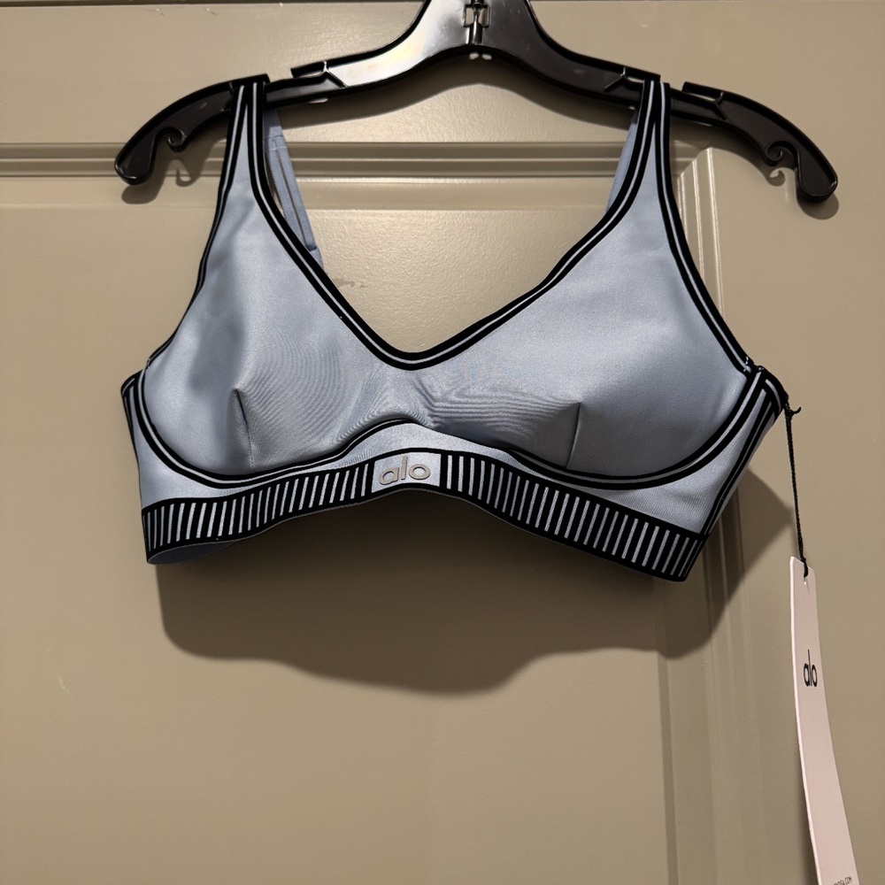 Alo Women's Light Blue Sports Bra
BRAND NEW WITH TAGS